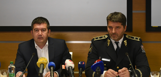 Zleva ministr vnitra Jan Hamáček a policejní prezident Jan Švejdar.