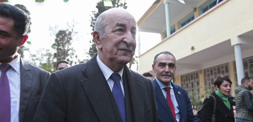 Alžírský prezident Abdal Madžíd Tabbúni (uprostřed).