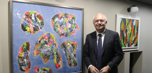 Předseda poslaneckého klubu ANO Jaroslav Faltýnek stojí u jednoho ze svých obrazů.