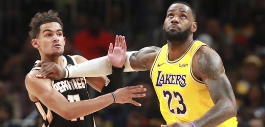 Hvězdný LeBron James (vpravo) táhl L.A. Lakers.