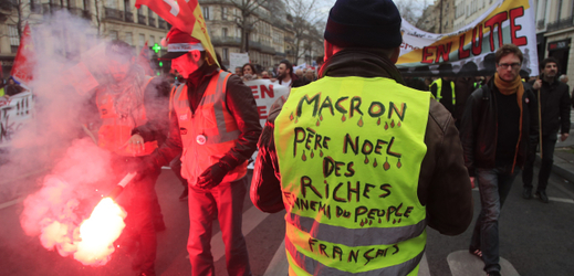 Protestující v Paříži.