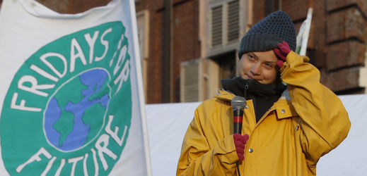 Švédská ekologická aktivistka Greta Thunbergová se znovu ukázala před budovou parlamentu ve Stockholmu se známým transparentem "Školní stávka za klima". 
