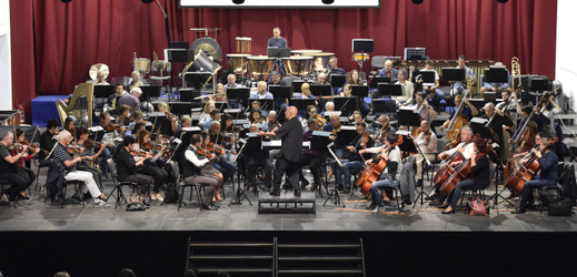 Filharmonie Brno pod taktovkou dirigenta Dennise Russella Daviese.