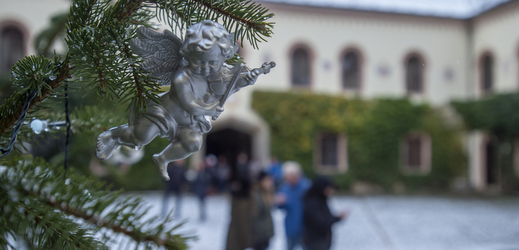 Vánočně vyzdobený zámek Sychrov láká stovky návštěvníků.