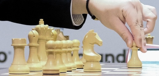 Carlsen je opět mistrem světa v rapid šachu.