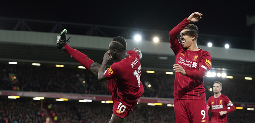 Fotbalisté Liverpoolu slaví gól.