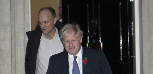 Boris Johnson a Dominic Cummings (v pozadí).