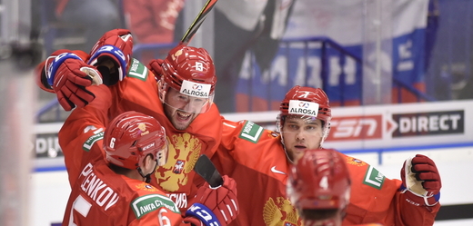 Hokejisté Ruska slaví výhru nad Švédskem.