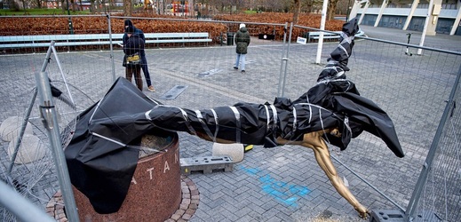 Ibrahimovicova socha se po dalším útoku vandalů zřítila.