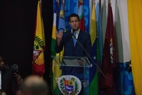 Předseda parlamentu Juan Guaidó.