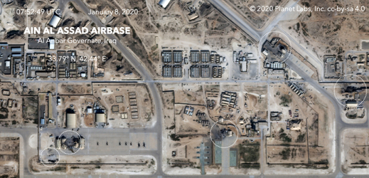 Satelitní snímek letecké základny Ajn al-Asad.
