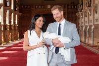 Vévoda a vévodkyně ze Sussexu Harry a Meghan se synem Archiem.