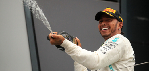 Lewis Hamilton pomůže Austrálii půl milionem dolarů