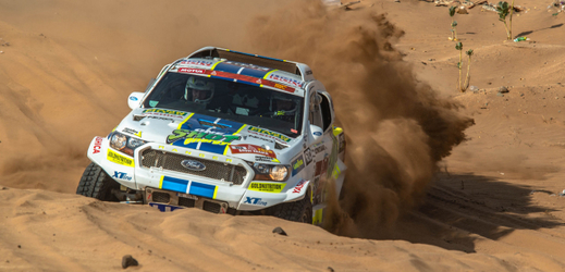 Posádka Tomáš Ouředníček a David Křípal z týmu Ultimate Dakar Racing s vozem značky Ford.