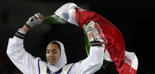 Olympijská medailistka Kimía Alizadeh Zenúrinová.