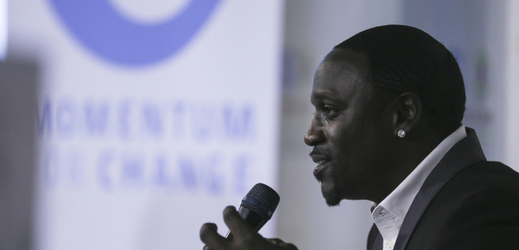 Americkému zpěvákovi se senegalskými kořeny Akon.