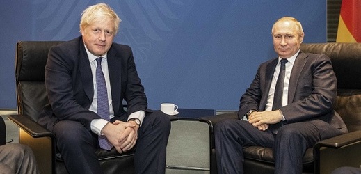 Boris Johnson a Vladimir Putin na summitu o Libyi.