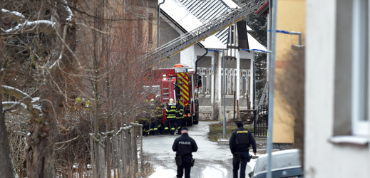 Hasiči zasahují 19. ledna 2020 u požáru v domově pro zdravotně postižené ve Vejprtech na Chomutovsku.
