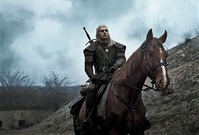 Henry Cavill jako Geralt z Rivie.