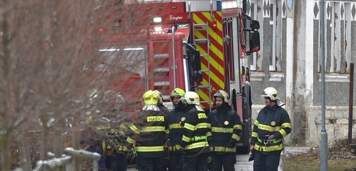 Při tragickém požáru ve Vejprtech zemřelo osm lidí.