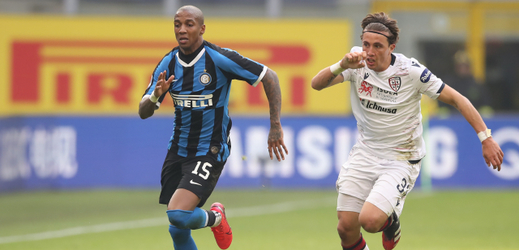 Ashley Young z Interu (vlevo) proti Cagliari.