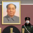 Policista u obrazu čínského vůdce Mao Ce-tunga.
