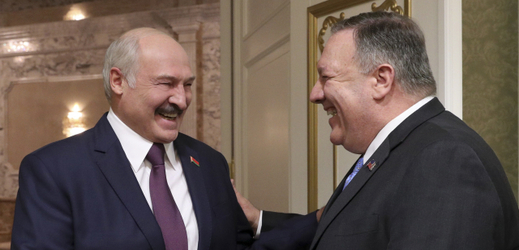 Mike Pompeo a Alexandr Lukašenko (vlevo). 