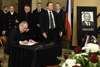 Prezident Zeman zapisuje do kondolenční knihy.