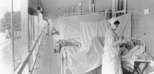 Infekční oddělení s pacienty, kteří onemocněli španělskou chřipkou. Snímek byl pořízen v roce 1918 v USA.