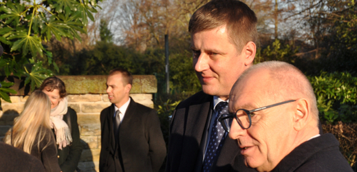Ministr zahraničních věcí Tomáš Petříček a český velvyslanec v Británii Libor Sečka (vpravo).
