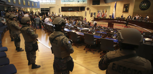 Vojáci v parlamentu v Salvadoru.