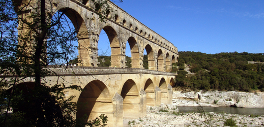 Starý římský akvadukt Pont du Gard u jihofrancouzského města Nimes.