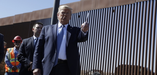 Donald Trump u hranice s Mexikem.