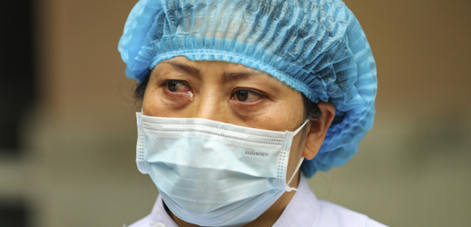 Zdravotníci v Číně jsou kvůli probíhající epidemii ve velkém tlaku.