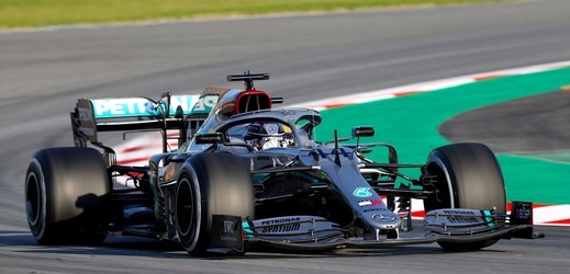 V úvodních testech formule 1 na novou sezonu byl nejrychlejší britský obhájce titulu Lewis Hamilton.
