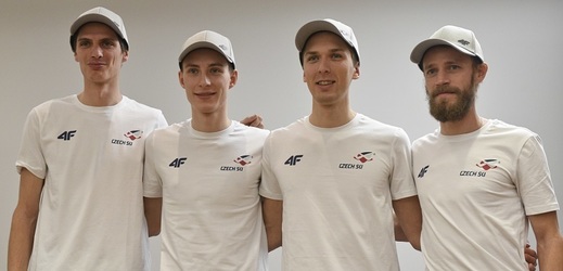 Do pátečního závodu Světového poháru ve skocích na lyžích v Rašnově postoupili všichni čtyři Češi. 