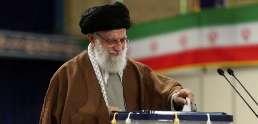 Ajatolláh Alí Chameneí u volební urny.