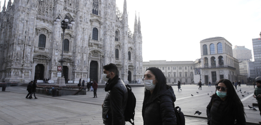 Lidé s rouškami v Miláně.