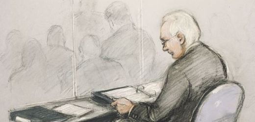 Skica Juliana Assange u britského soudu.