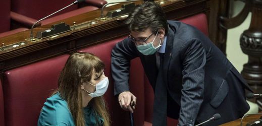 Politici Matteo Dall'Osso a Maria Teresa Baldiniivá v italské dolní komoře.