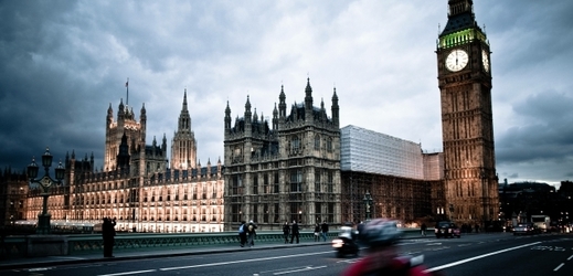 Budova britského parlamentu. 