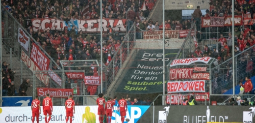 Hanlivé transparenty fanoušků Bayernu.