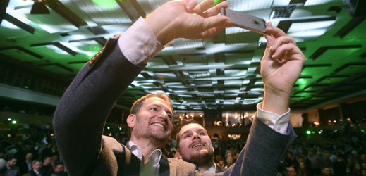 Předseda hnutí Obyčejní lidé a nezávislé osobnosti (OLaNO) Igor Matovič (vlevo) se fotografuje s příznivcem ve volebním štábu v Trnavě, kde v noci na 1. března 2020 sledoval výsledky slovenských parlamentních voleb.
