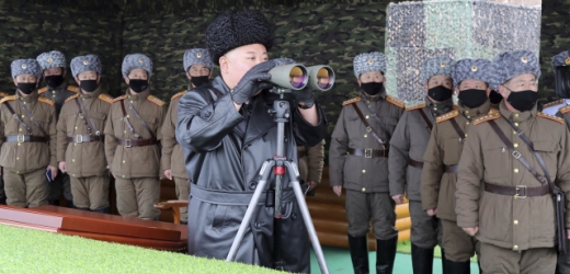 Kim Čong-un při vojenském cvičení.