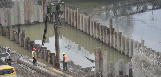 Dělníci připravovali místo pro stavbu pilířů budoucího mostu 21. listopadu 2018 v Olomouci, kde pokračuje další etapa realizace protipovodňových opatření na řece Moravě.