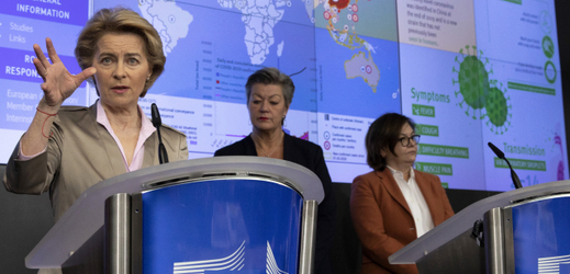Zleva předsedkyně Evropské komise Ursula von der Leyenová, komisařka pro vnitřní věci Ylva Johanssonová a komisařka pro dopravu Adina Valeanová.