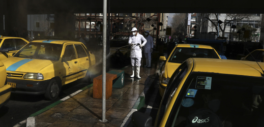 Dezinfekce vozidel v Teheránu. 