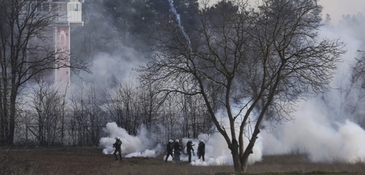 Na řeckou policii míří slzné granáty z turecké strany hranic.