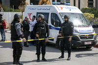 Policisté u ambasády USA v Tunisu. 