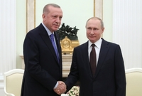 ruský prezident Vladimír Putin a jeho turecký protějšek Recep Tayyip Erdogan (vlevo).